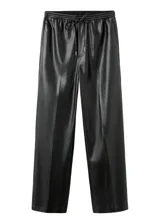 Pantalón negro de cuero sintético, de tiro medio con cintura elástica ajustable mediante cordón y diseño de pernera recta.