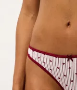 Kit de dos bombachas tipo bikini marca Lov, confeccionadas en algodón con elastano. Incluye una pieza lisa color bordó y una pieza estampada con rayas verticales y corazones pequeños, ambas con detalle de lazo frontal.