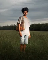 Remera oversize color beige con estampado en la espalda.