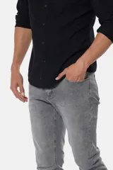 Pantalón de jean skinny celeste con spandex, tiro medio y corte ajustado.