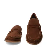 Mocasines de gamuza color marrón, con costuras visibles en relieve y detalle de estribo con botón metálico en el empeine.
