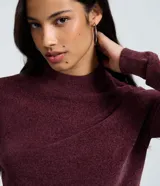 Blusa de manga larga confeccionada en tejido de chenille, con cuello alto y ajuste al cuerpo.