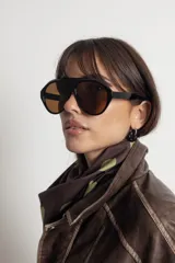 Lentes de sol con armazón de policarbonato negro y diseño estilo aviador con puente superior recto. Cuentan con protección UV400 e incluyen estuche.