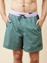Short de baño verde con cintura lila y cordón de ajuste negro.
