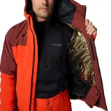 Campera técnica de esquí Columbia Titanium, con diseño bicolor en naranja y bordó. Cuenta con capucha ajustable compatible con casco, cierre frontal bidireccional, ventilación en axilas, faldón antipolvo y múltiples bolsillos funcionales.