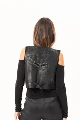 Chaleco de cuero con acabado desgastado, estilo western, con cierre frontal de botones metálicos y detalles de ojalillos con entrelazado de cuero en la parte superior delantera.