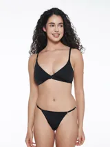 Soutien triangular de diseño minimalista, confeccionado en tela lisa de color negro, con breteles finos ajustables y cierre posterior.