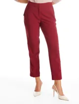 Pantalón de vestir corte slim color verde militar, con cierre frontal, bolsillos laterales con detalle plisado y bolsillos traseros tipo ojal.