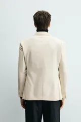 Blazer de corte regular confeccionada en pana con mezcla de algodón. Presenta cuello con solapas de pico, cierre frontal de botonadura cruzada, bolsillo de vivo en el pecho y bolsillos con solapa en la cadera.