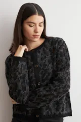 Cardigan de punto con estampado animal print en tonos gris oscuro y negro, con cuello redondo, cierre frontal de botones y mangas largas.