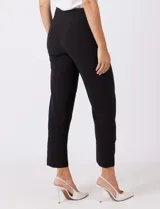 Pantalón sastrero slim negro de tiro alto, con pretina anatómica, pinzas verticales frontales y cierre oculto. Tiene bolsillos laterales inclinados y pinzas traseras para un ajuste favorecedor.