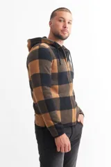 Campera con capucha y cierre frontal, con estampado a cuadros grandes en tonos marrón y negro. Confeccionada en poliéster.