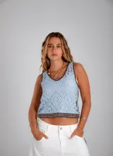 Musculosa corta celeste de crochet con terminaciones en marrón.