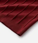 Remera de manga corta color beige, con cuello redondo y tejido texturizado acanalado.