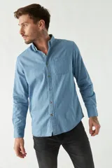 Camisa de jean manga larga con fit regular, cuello con botones, bolsillo frontal con logo bordado y cierre de botones.
