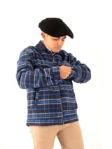 Campera con estampado tartán en tonos azul y gris, confeccionada en lana, con cuello camisero, cierre frontal y bolsillos laterales.