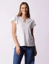 Blusa blanca de modal Rio & Rian con cuello a la base, escote en V con aplique metálico y mangas cortas con volados en capas.