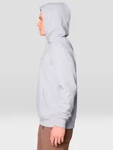 Buzo tipo canguro con capucha y cordones ajustables, confeccionado en mezcla de algodón. Presenta un diseño liso de color gris melange con bolsillo frontal tipo canguro y logo de la marca bordado en el centro del pecho.