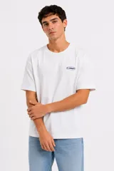 Remera de algodón color blanco, con cuello redondo y diseño holgado. Presenta un pequeño estampado frontal con la inscripción "ST. COMMUNITY" dentro de un óvalo.