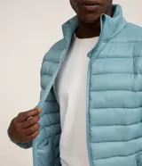 Campera puffer ultraligera Marfinno color negro, con cuello alto, cierre frontal por cremallera y bolsillos laterales.