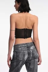 Bustier color burdeos de cuero sintético, sin tirantes y con ballenas.