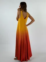 Vestido largo de viscosa con breteles finos y escote en V, color coral con degradé hacia el naranja.