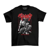 Remera negra de manga corta con estampado frontal inspirado en el anime Berserk, presentando al personaje Guts con armadura y texto en japonés.