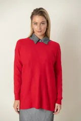 Buzo verde oliva de punto fino con detalle de líneas diagonales en el mismo material y cuello camisero blanco.