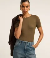 Blusa básica de viscosa color verde militar, con escote redondo y manga corta.