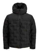 Campera puffer negra con capucha ajustable, cierre frontal y bolsillos laterales. Presenta un diseño acolchado con textura geométrica en el frente, puños con ajuste de velcro y logo sutil en el pecho.