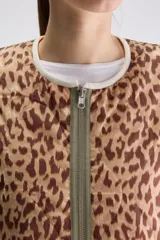 Campera reversible de calce relajado con diseño de animal print tipo leopardo, cierre frontal y bolsillos laterales.