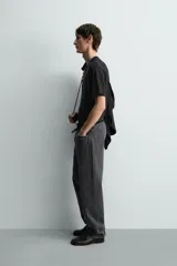 Camiseta de corte relaxed fit, confeccionada en mezcla de algodón y lino, con cuello redondo y mangas cortas.
