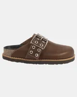 Zueco de cuero color beige, con hebilla metálica y remaches.