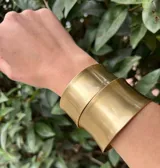 Brazalete ancho de bronce color dorado opaco, ajustable.