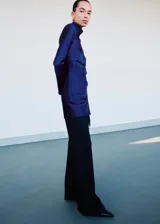 Vestido corto azul marino de cuello alto y manga larga, confeccionado en poliéster con elastano.