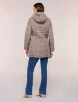 Campera larga de color azul marino con diseño capitoneado geométrico, capucha desmontable y cierre frontal completo. Cuenta con bolsillos laterales con cierre y ajuste en la cintura.