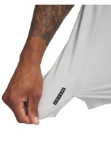 Remera deportiva Under Armour modelo Vanish Energy SS, de color gris, manga corta y cuello redondo. Cuenta con el logotipo de la marca sutilmente estampado en el pecho.