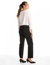 Pantalón de vestir marca Tahari, de corte recto y tiro alto. Confeccionado en tejido elastizado, presenta una faja interna en la cintura y costuras verticales pespuntadas en el frente de las piernas. Incluye un detalle metálico con logo.