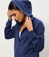 Campera deportiva Get Over de modal canelado color lila, con capucha, cierre frontal con cremallera, mangas largas raglán y puños elastizados.