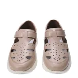 Sandalias de cuero color marrón con diseño calado en la parte superior, cierre de velcro lateral y suela de goma blanca.