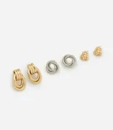Kit de tres pares de aros con diseño de nudo en diferentes tamaños y acabados, combinando tonos dorados y plateados. Incluye aros colgantes y aros tipo botón con cierre de perno.