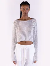 Sweater crop negro de punto abierto y manga larga con brillo sutil. Presenta escote bote y diseño relajado.