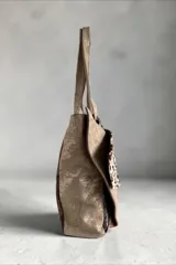 Cartera de cuero combinada en tonos beige, marrón y detalles con estampado animal print tipo vaqueta, con doble asa de hombro y diseño estructurado.
