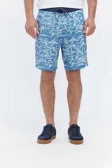 Short de baño estilo surf, de largo medio, con estampado de ondas en tonos celestes y azules. Cuenta con cintura elastizada con cordón ajustable y bolsillo trasero con solapa.
