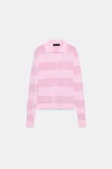 Chaqueta de punto de manga larga con diseño de rayas horizontales en tonos rosados, cuello solapa y cierre frontal con botones forrados a tono.