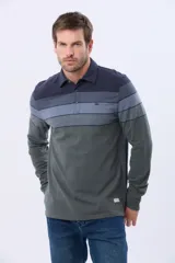 Remera polo de manga larga con diseño rayado en degradado de tonos azules y grises, cuello liso azul marino y logo bordado en el pecho. Confeccionada en tejido piqué de algodón.