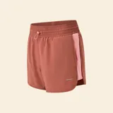 Short deportivo de secado rápido, con diseño de doble capa en color marrón y rosa. Presenta cintura elástica con cordón ajustable y logo estampado en el frente.