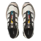 Championes Salomon XT-6, calzado de trail running adaptado para uso urbano. Diseño en color negro, gris, rojo y blanco, con sistema de cordones de ajuste rápido Quicklace y suela de gran tracción.