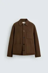 Sobrecamisa de corte regular fit confeccionada en tejido de lana doble faz color marrón. Presenta cuello solapa, manga larga, bolsillos plastrón en el delantero y cierre frontal de botonadura.