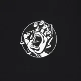 Remera de manga corta color negro con estampado circular pequeño en el pecho que muestra la icónica mano gritando de Santa Cruz.